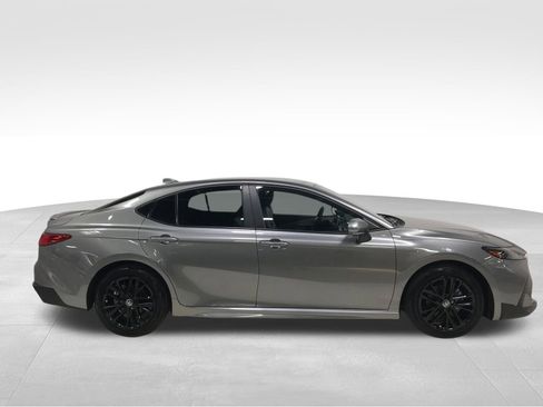 Used 2025 Toyota Camry SE AWD/4WD image 3