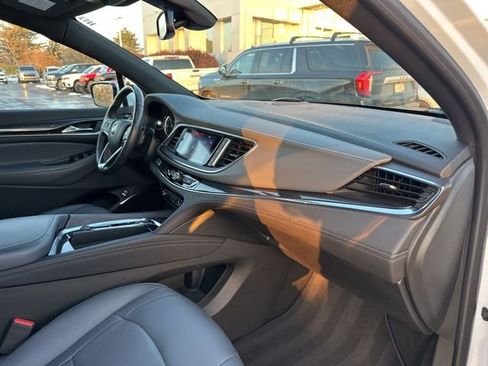 Used 2023 Buick Enclave Essence image 27