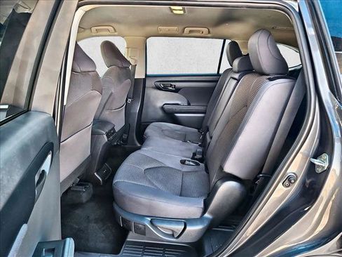 Used 2025 Toyota Highlander LE FWD image 18