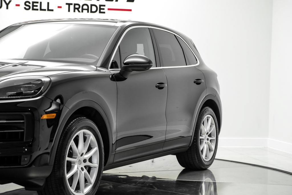 Used 2024 Porsche Cayenne AWD/4WD image 3