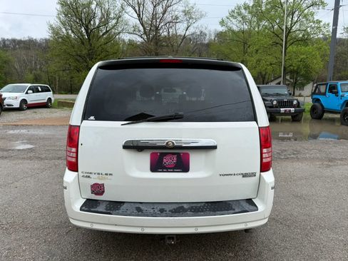 Used 2009 Chrysler Town & Country Limited w/ Entertainment Group #3 image 6