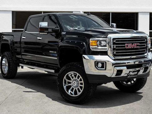 Used 2019 GMC Sierra 2500 SLT w/ Duramax Plus Package AWD/4WD image 6