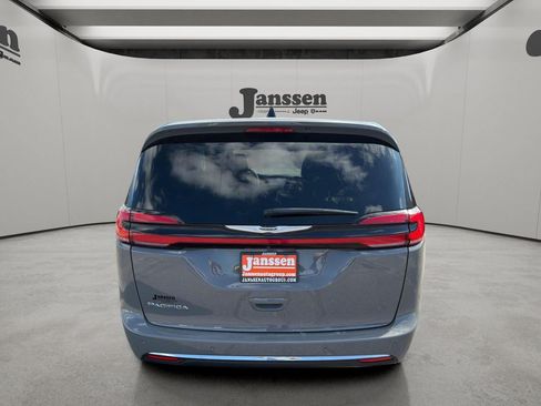 Used 2025 Chrysler Pacifica Select FWD image 4