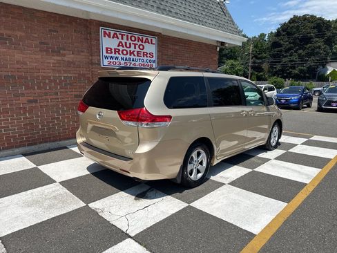 Used 2013 Toyota Sienna LE FWD image 3