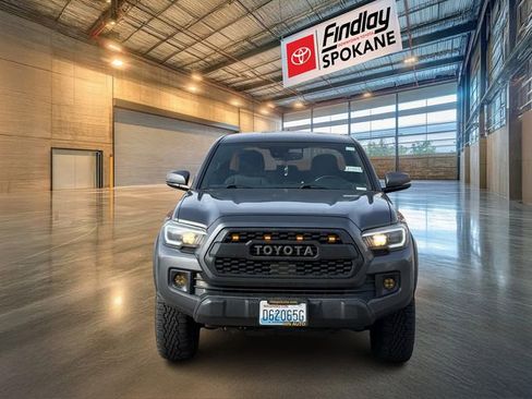 Used 2018 Toyota Tacoma TRD Off-Road image 2