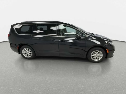 Used 2022 Chrysler Pacifica Touring-L FWD image 2