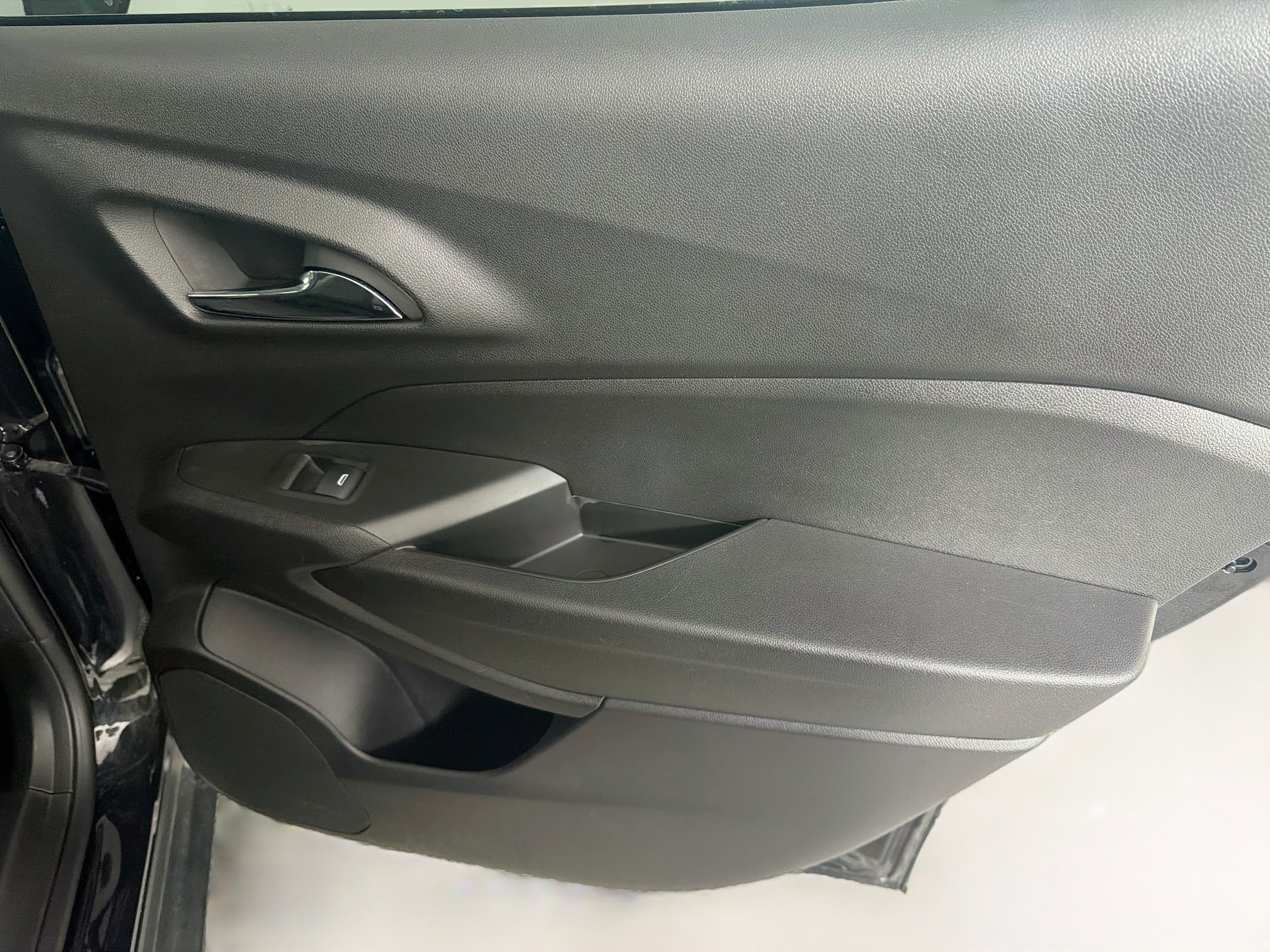 Used 2025 Chevrolet Trax LT FWD image 28
