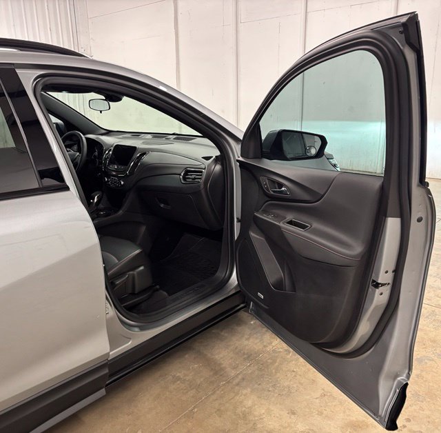 Used 2023 Chevrolet Equinox RS w/ RS Leather Package FWD image 17