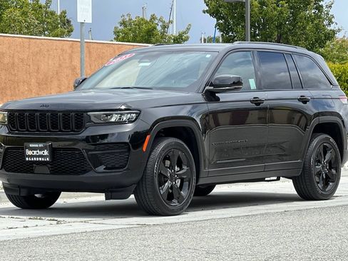 Used 2023 Jeep Grand Cherokee Altitude AWD/4WD image 8