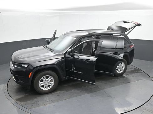 Used 2023 Jeep Grand Cherokee Laredo w/ Luxury Tech Group I AWD/4WD image 49
