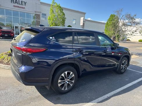 Used 2023 Toyota Highlander XLE image 2