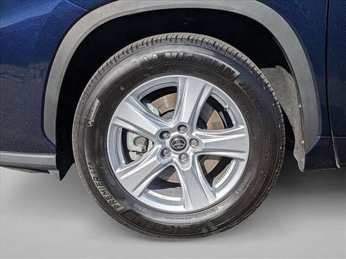 Used 2025 Toyota Highlander LE image 24