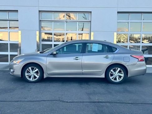 Used 2015 Nissan Altima 2.5 SV w/ Convenience Package FWD image 3