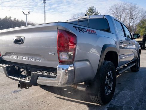 Used 2017 Toyota Tacoma TRD Sport image 7
