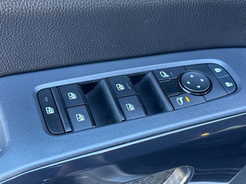 Used 2024 Nissan Pathfinder SV image 17