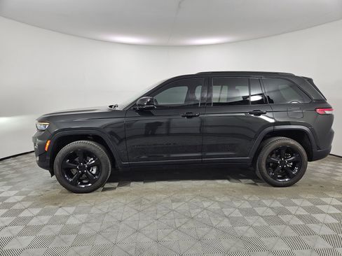 Used 2024 Jeep Grand Cherokee Limited w/ Black Appearance Package AWD/4WD image 4