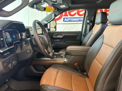 Used 2024 Chevrolet Silverado 1500 High Country w/ Technology Package AWD/4WD image 14