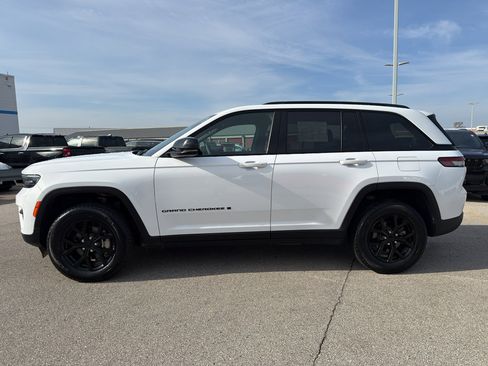 Used 2024 Jeep Grand Cherokee Altitude image 6