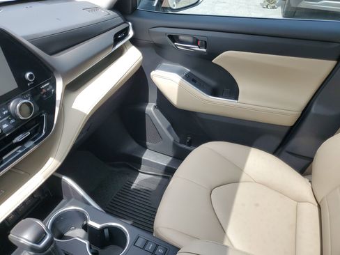 Used 2024 Toyota Highlander XLE FWD image 28
