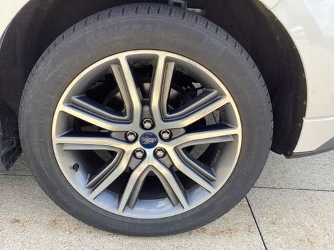 Used 2019 Ford Edge Titanium w/ Equipment Group 301A AWD/4WD image 7