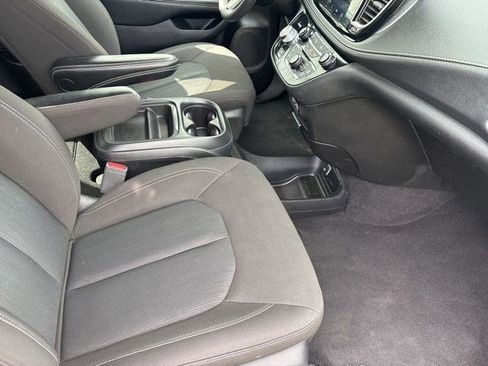 Used 2023 Chrysler Pacifica Touring FWD image 35