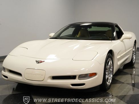 Used 2001 Chevrolet Corvette Coupe w/ Preferred Equipment Group2 RWD image 19