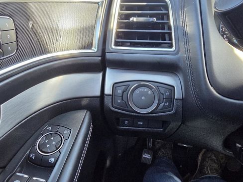 Used 2018 Ford Explorer Platinum AWD/4WD image 25