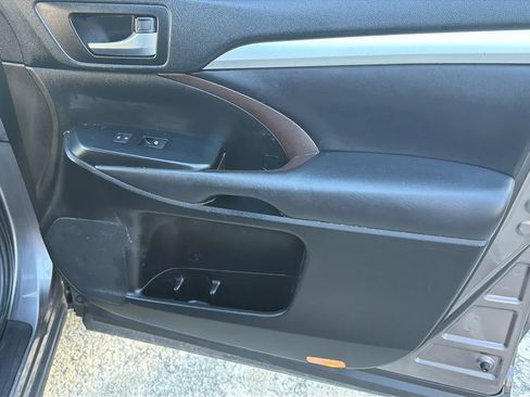 Used 2019 Toyota Highlander XLE image 27