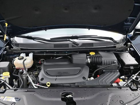 Used 2025 Chrysler Pacifica Select image 17