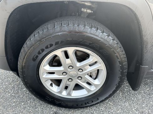Used 2023 Jeep Grand Cherokee Laredo AWD/4WD image 23