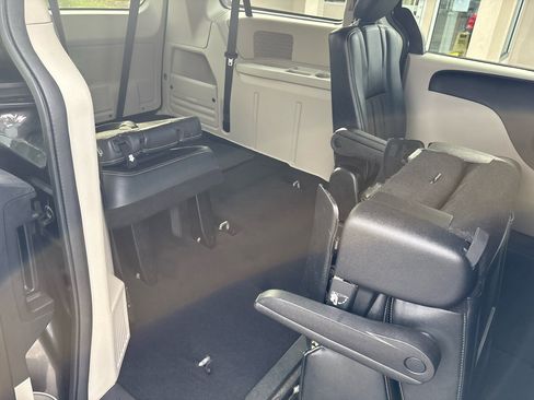 Used 2020 Dodge Grand Caravan SXT image 24