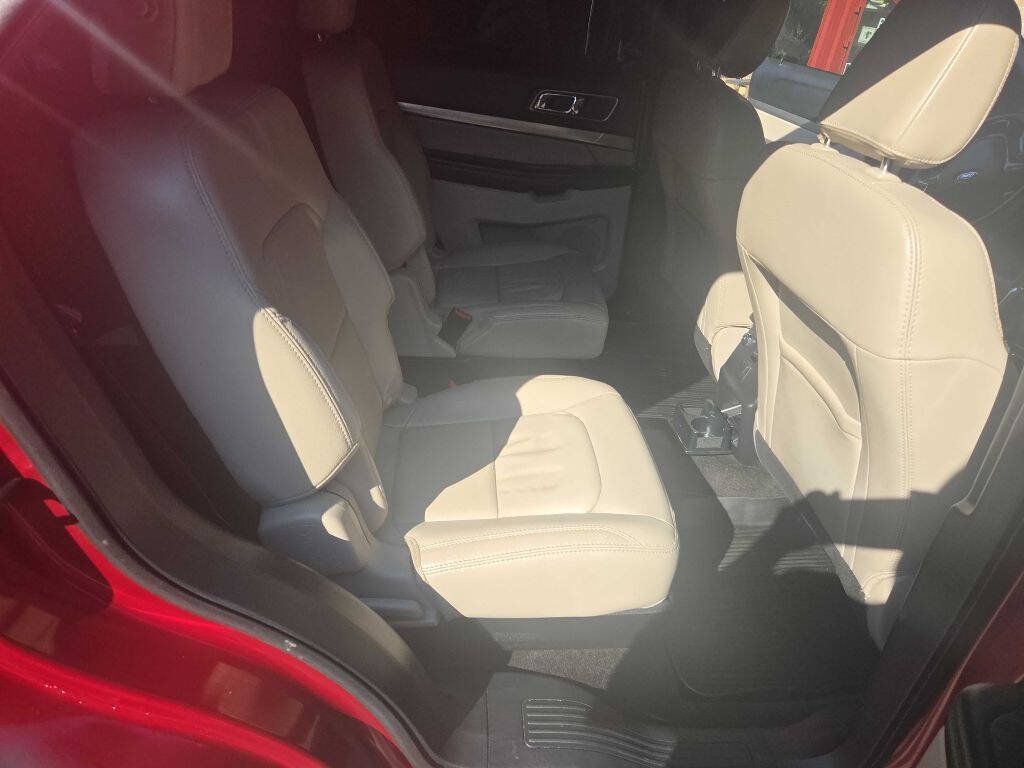 Used 2018 Ford Explorer XLT w/ Equipment Group 202A FWD image 25