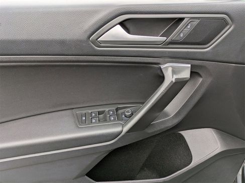 Used 2023 Volkswagen Taos SE w/ Panoramic Sunroof Package image 10