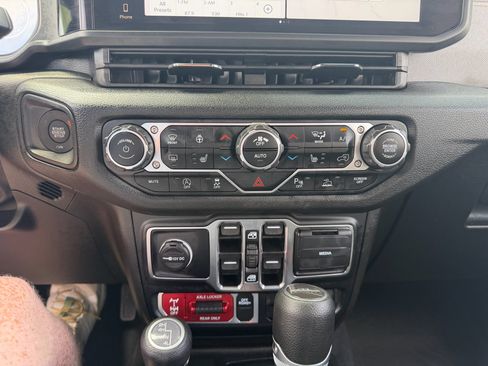 Used 2024 Jeep Gladiator Sport AWD/4WD image 39
