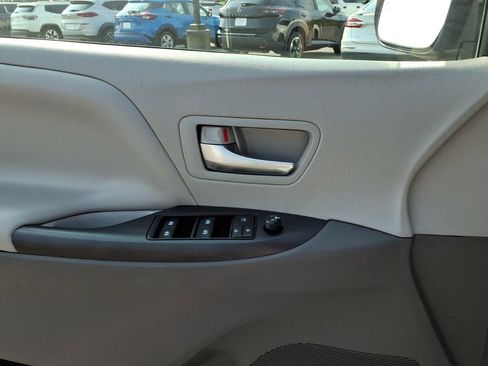 Used 2020 Toyota Sienna LE FWD image 14