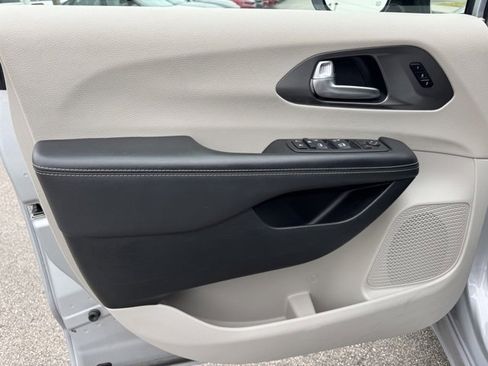 Used 2024 Chrysler Pacifica Touring-L image 15