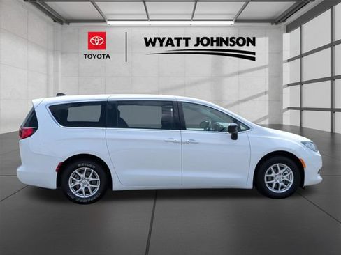 Used 2024 Chrysler Voyager LX FWD image 6