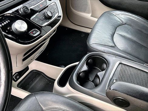 Used 2022 Chrysler Pacifica Touring-L w/ Uconnect Theater Family Group image 15