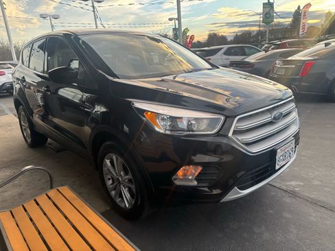 Used 2019 Ford Escape SE image 2