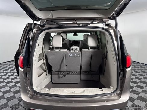 Used 2017 Chrysler Pacifica Touring-L FWD image 27