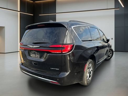Used 2023 Chrysler Pacifica Limited w/ Uconnect Theater Family Group FWD image 6