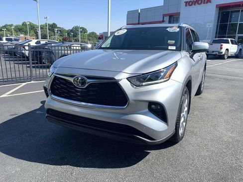 Certified 2024 Toyota Highlander Limited FWD image 4