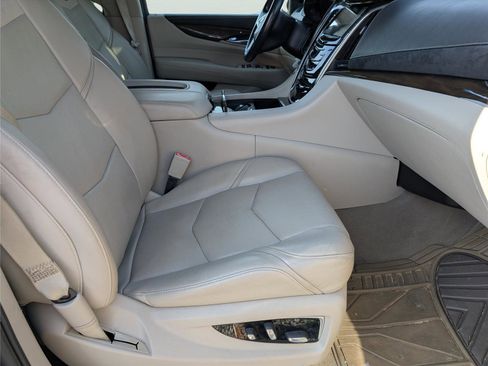 Used 2018 Cadillac Escalade Luxury RWD image 37