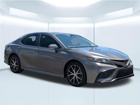 Used 2024 Toyota Camry SE w/ Cold Weather Package FWD image 8