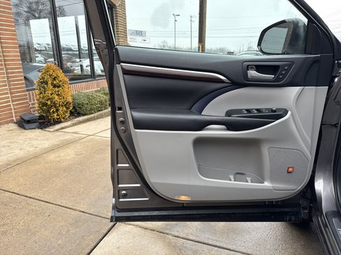 Used 2016 Toyota Highlander Limited image 24