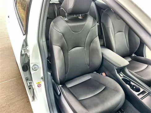 Used 2022 Toyota Prius L Eco image 12