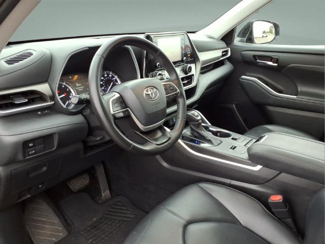 Used 2022 Toyota Highlander XLE FWD image 11