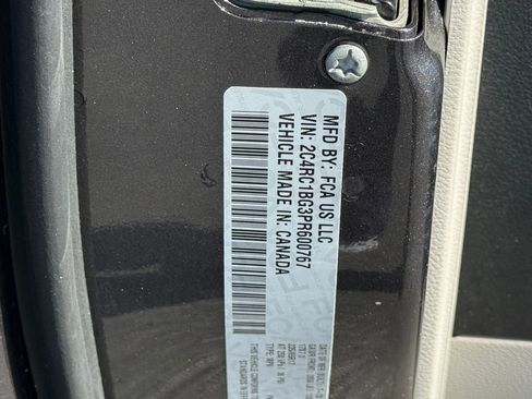 Used 2023 Chrysler Pacifica Touring-L image 40