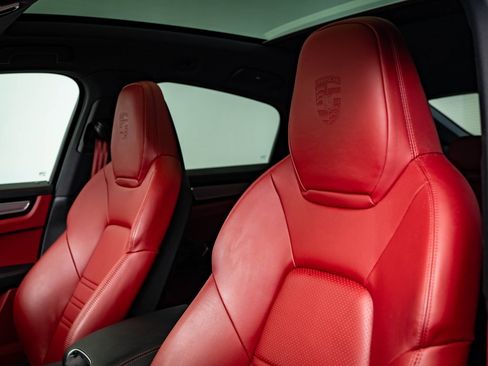 Certified 2023 Porsche Cayenne Platinum Edition image 22