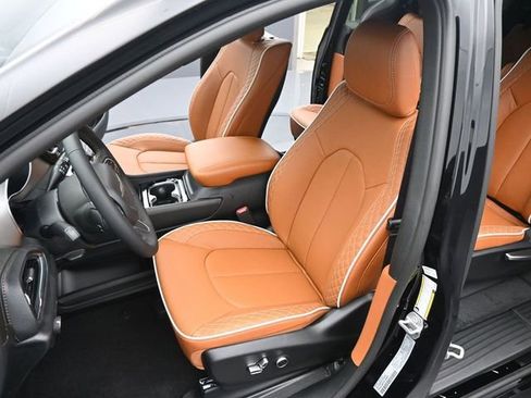 New 2026 Chrysler Pacifica Pinnacle image 11